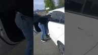 Таксист-мигрант выбросил мусор у трассы под Калининградом. Мужчина получил замечание от очевидцев