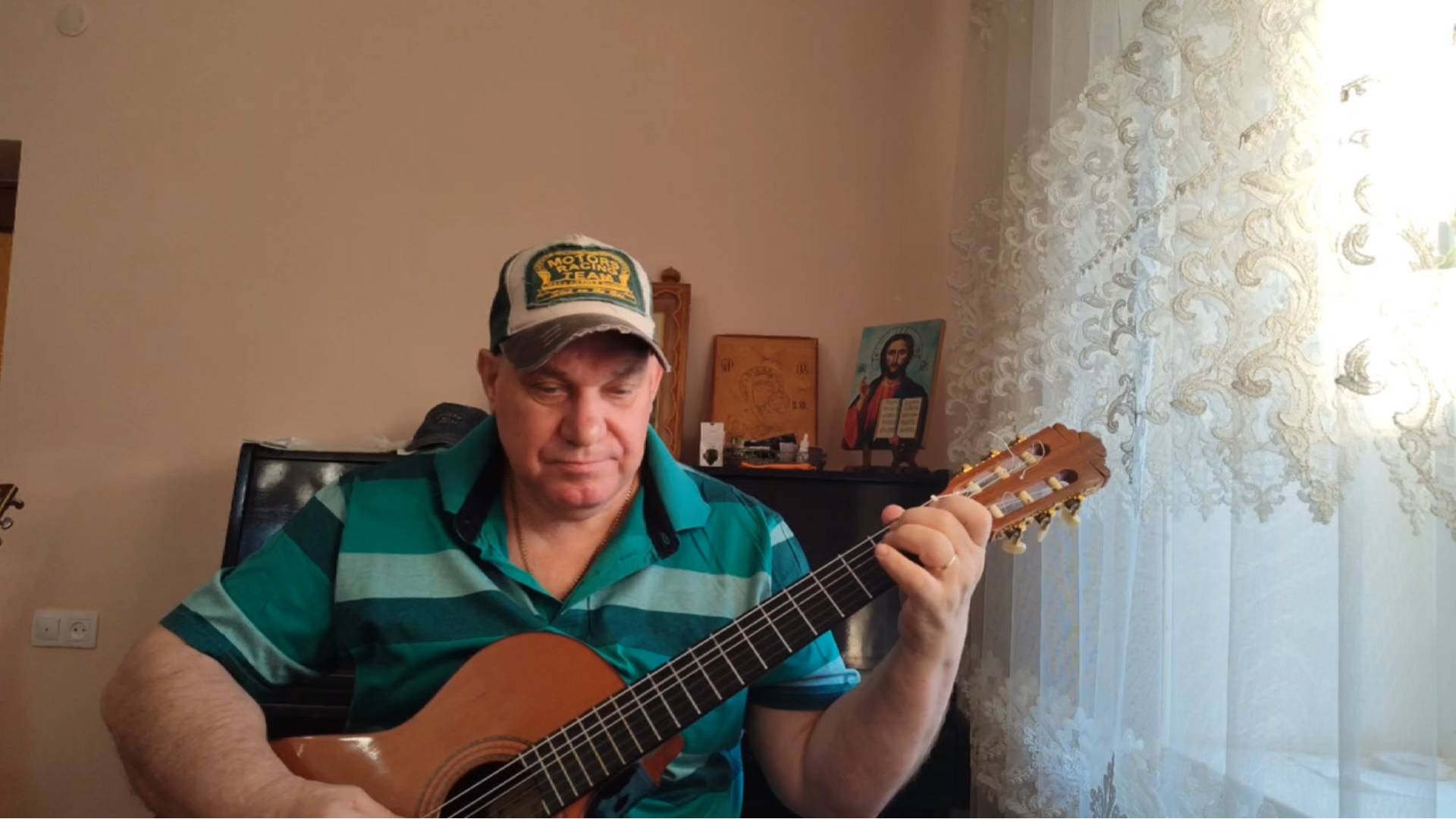 На Гитаре Кавер-Тёмная ночь.