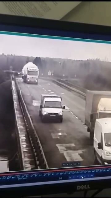 большегруз сломал мост через реку