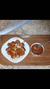 Рецепт жареных пельменей на сале с соусом. Жаренные пельмени.