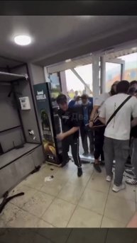 ЧЁРНАЯ ПЯТНИЦА НА КАВКАЗЕ: в Кизляре дагестанцы разнесли магазин из-за кроссовок по 99 рублей.