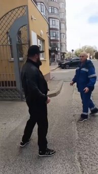 Снова незаменимый специалист качает права ! Решил в своей орешнице, что скорая блокирует ему выезд