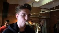 Tenor saxophone solo. Brass contour