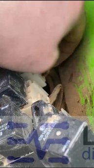 MERLO P72.10. Реле под капотом. Подозрение на перетирание кабеля. Сигнал до стартера не доходит.