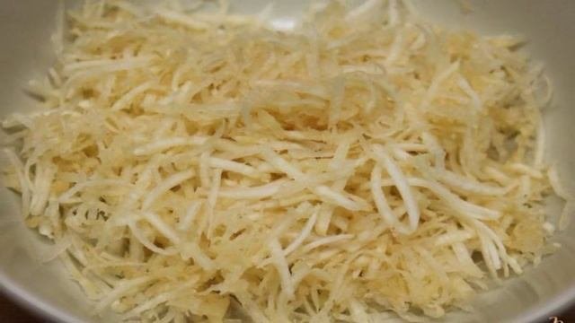 Салат с морковкой сельдереем яблоком и арахисом
