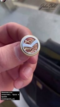 Значок из желтого и белого золота покрытого драгоценным родием