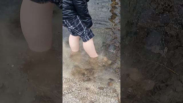Наташа решила зайти в большую лужу голыми ногами!