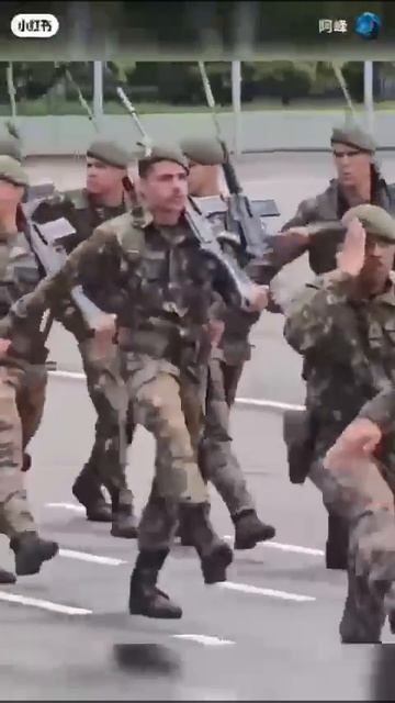 Интересный  какой строевой шаг у них.