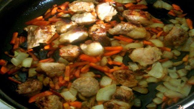 Капуста тушёная со свининой и томатом