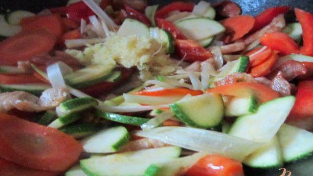 Лапша с овощами и куриным мясом