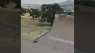 спортивные трюки самокат скейт и инвалидные коляски