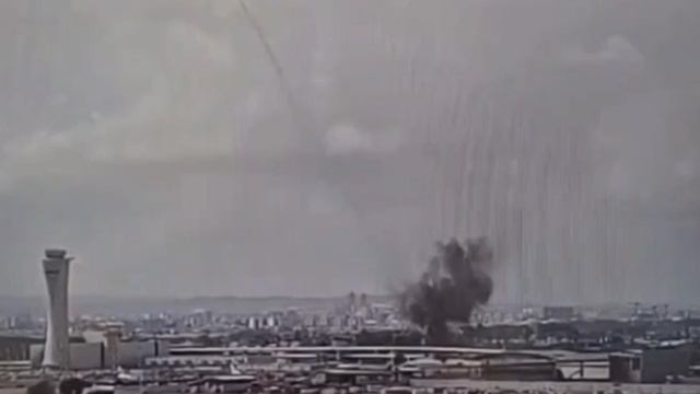 ⚡Йемен нанес удар гиперзвуковой ракетой в район международного аэропорта Бен Гуриона в Тель-Авиве.