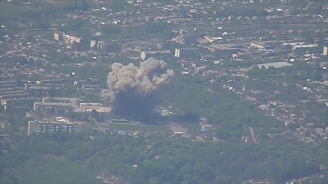 ВКС нанесли удар с применением ФАБ-500 с УМПК по зданию ГСЧС Украины в Купянске !!!