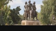 Памятник «Славные дочери казахского народа» в Уральске, посвящённый трём героям Великой Отечественно