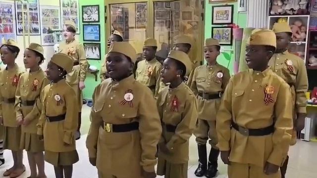 Школьники из Мали исполняют песню в честь Дня Победы «Когда мои друзья со мной».