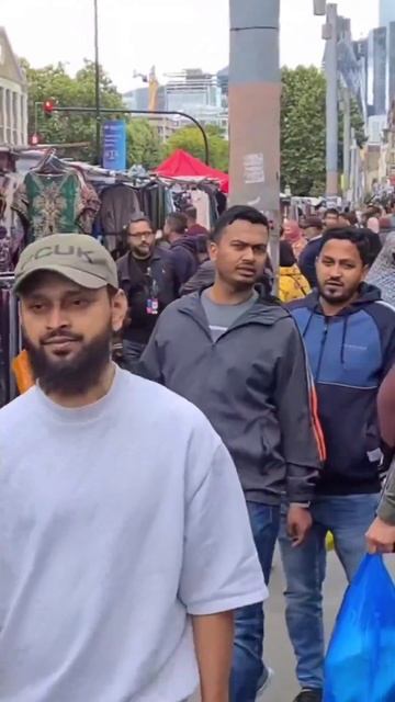 Лондон ныне не тот. Был по-тихому завоеван толпой мигрантов.