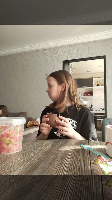 😋 Распаковка вкусняшек! Папа привëз с отпуска. Алëна