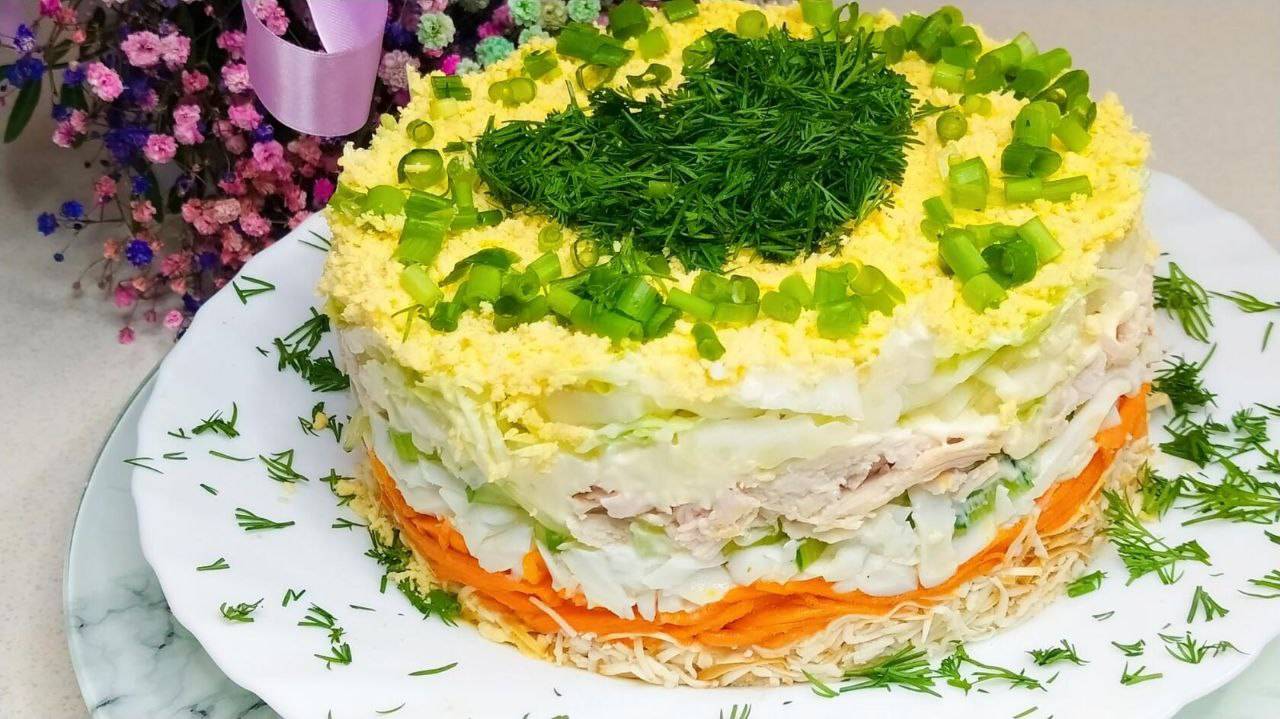 Этот слоеный салат с курицей поразил всех гостей. Просто объедение.