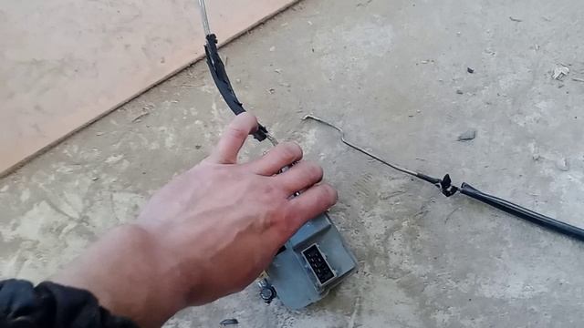 как снять замок водительской двери lada kalina 1