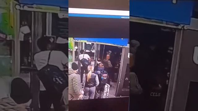 Неадекват избил сотрудника питерского аэропорта из-за замечания