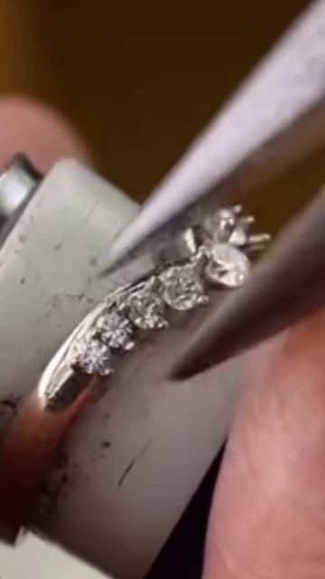 Процесс закрепки бриллиантов в золотую оправу кольца