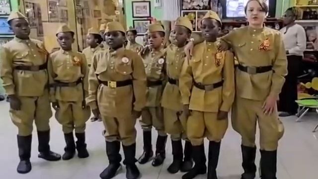 С_войной_покончили_мы_счеты_Малийские_школьники_разучивают_песню