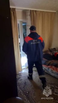 В Биробиджане кот запер своих хозяек на балконе.Дверь захлопнулась,и они просидели там почти час