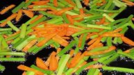 Макароны со стрелками чеснока и морковью