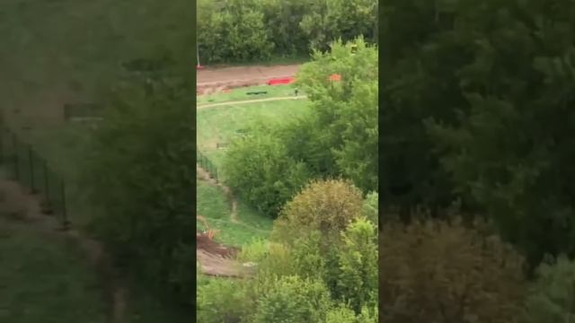 В парке на Крылалских холмах устанавливают ещё один внутренний забор по дороге к роднику