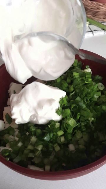 Салат ВЕСНА с зелёным луком и яйцом.