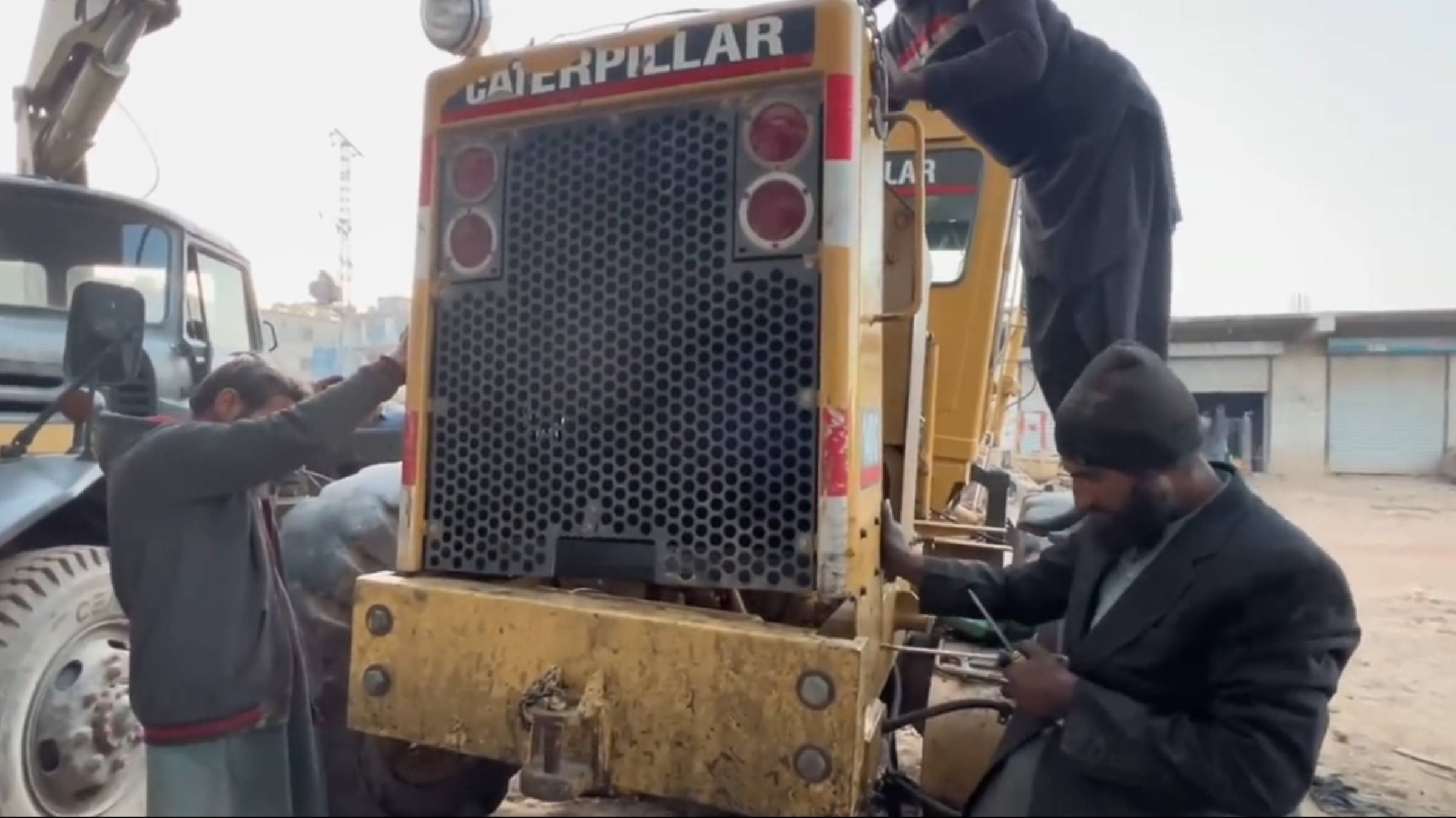 Умелые пакистанцы на коленке ремонтируют двигатель Caterpillar #4