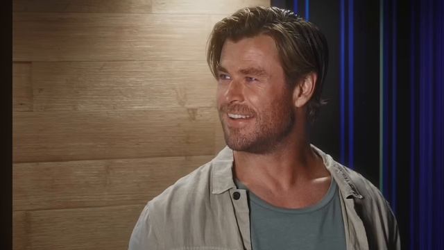 Арнольд и Крис Хэмсворд встретились в лифте