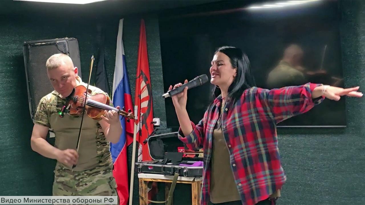 В зоне спецоперации для российских бойцов артисты ЦВО устроили концерт