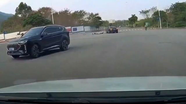 🇨🇳 . Легковой автомобиль врезался в внедорожник.