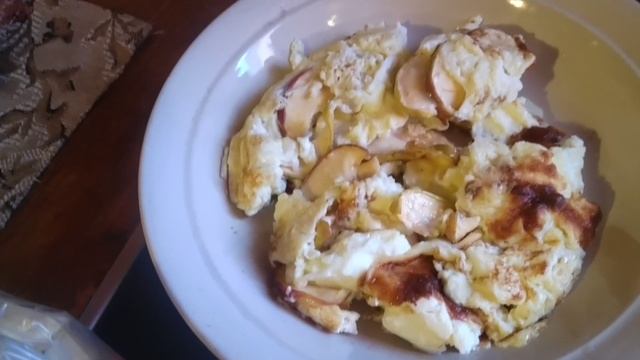 Идея для завтрака:  омлет с сушеными яблоками