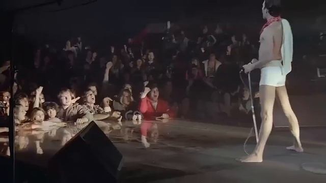 Queen - We Will Rock You