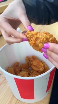 Попробуйте крылышки есть таким образом, это удобно и еще вкуснее