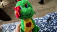 играем в мягкую игрушку динозаврика для детей