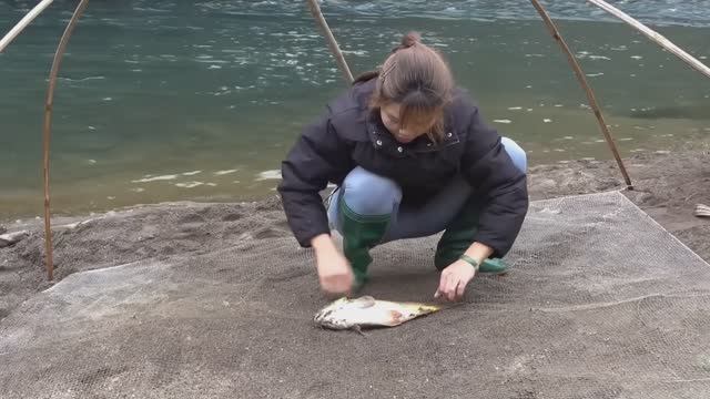 Рыбаки завидуют Ведро крупной рыбы наловила Красивая девушка Женская рыбалка Приятно посиотреть