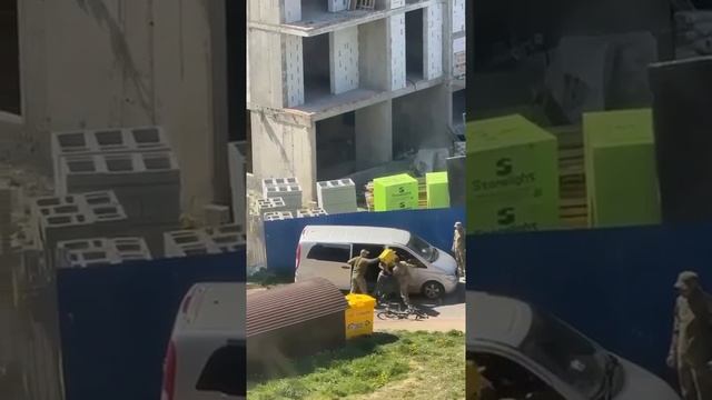 В Луцке ТЦКшники увидели, что курьер очень сильно устал и решили его подвезти. Однако парню было ...