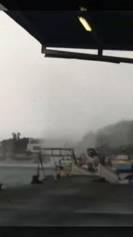 Внезапно поднявшийся водяной смерч перевернул лодку в Сезимбре, Португалия