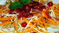Салат с орехово-клюквенным соусом