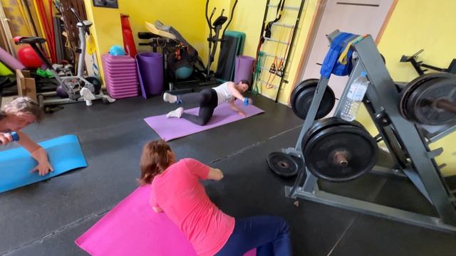 Функциональная тренировка с фитнес-резинкой и гантелями