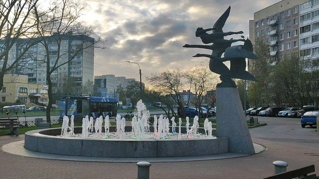 Цветная подсветка фонтана на площади Сикорского