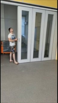 Закрытие раздвижной перегородки с стеклом от SlidingPartition.ru