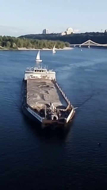 Баржа с песком на Днепре в Киеве. Украина.