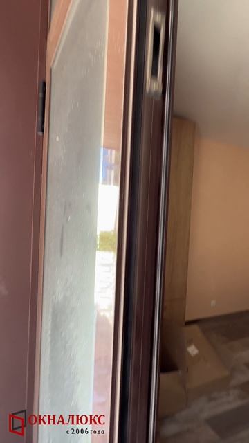 Сдвижная штульповая москитная сетка плиссе установленная на штульповую алюминиевую входную дверь.