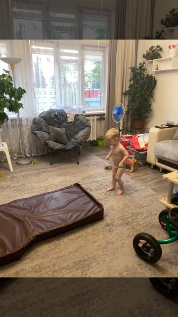 Артём. Техничный кувырок. 2 года