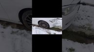 Выезжаем машиной, застрявшей в грязи, с помощью трактора.