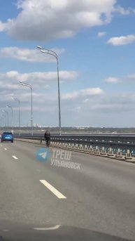 😅 На Президентском мосту обнаружен смельчак на велосипеде Разве им можно ехать по мосту? 🤔